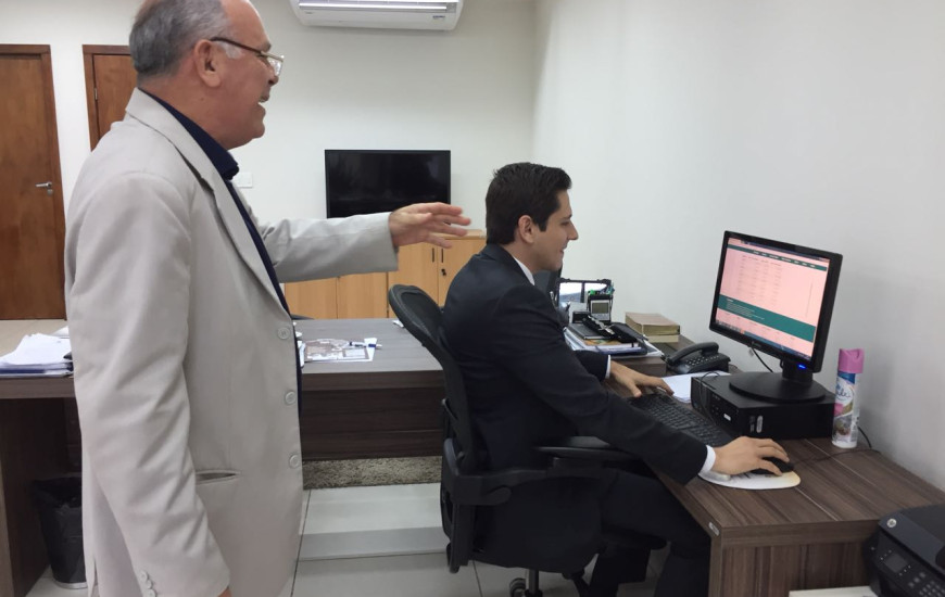 O deputado considera abusivas as taxas cartorárias 