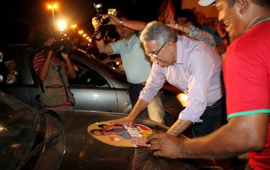 Juventude promove adesivaço