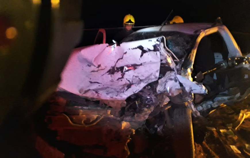 Corpo do motorista ficou preso entre as ferragens do carro