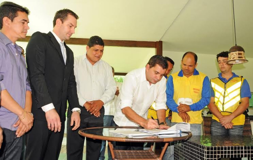 Prefeito assinou documento nesta manhã