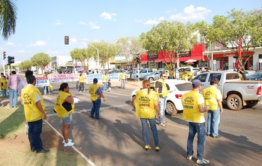 Policiais civis fazem mobilização na AV JK