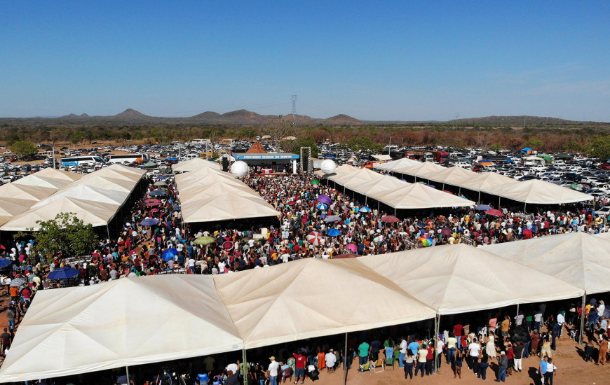 Missa campal reuniu milhares de fiéis e autoridades políticas e eclesiais