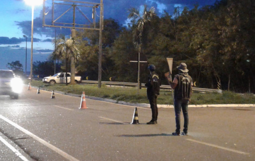 Equipe da Adapec aborda veículos em rodovias estaduais. 
