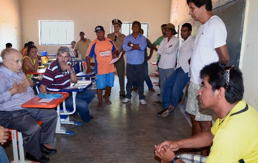 Governador visita aldeia