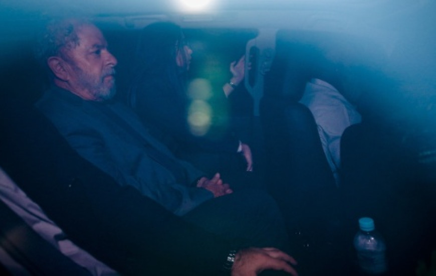 Ex-presidente foi preso neste sábado