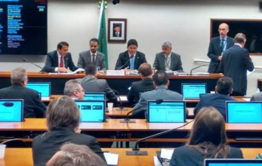 Gaguim em sessão na CAPDR, na Câmara