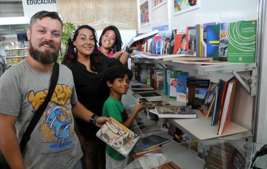 Mais de 1.200 livros já foram arrecadados