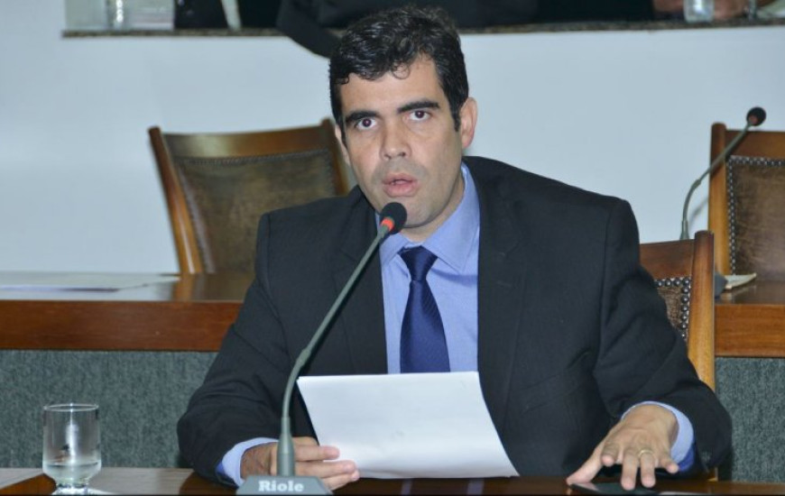 Projeto de Ayres prevê derrubada de aumento