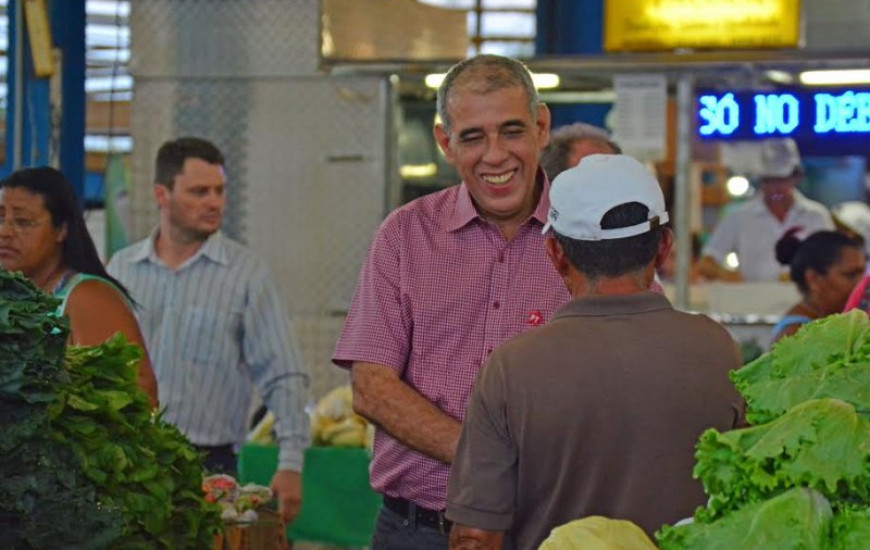 Candidato visita feirantes em Palmas