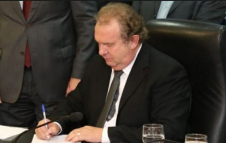 governador em exercício é denunciado por uso da máquina para se promover