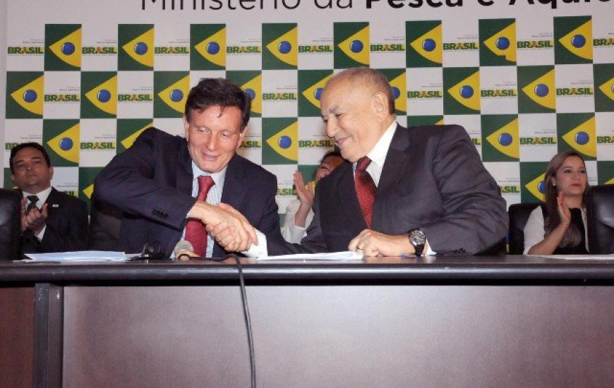 Ao lado do Governador, ministro assinou edital