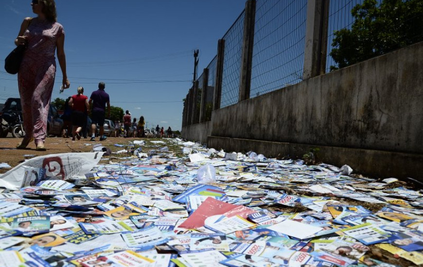 Santinhos nas ruas afetou isonomia do pleito