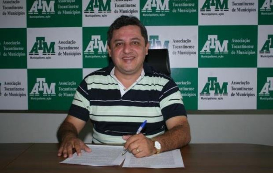 Prefeito Jair Farias assina contrato