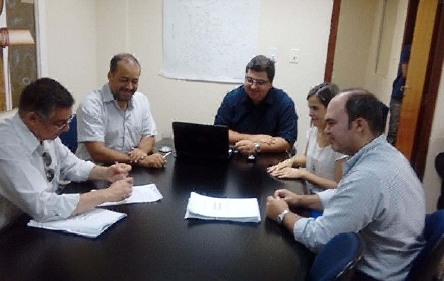 Engenheiro Sílvio Leão e servidores da Ageto na reunião 