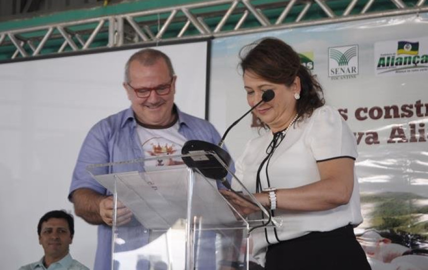 Kátia e Omar Hennemman assinam termo de cooperação