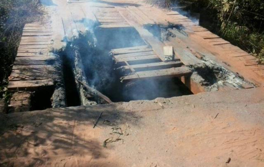 Ponte é queimada após dano