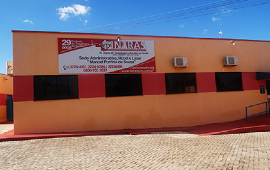 Servidores e sindicatos vão às ruas cobrar salários