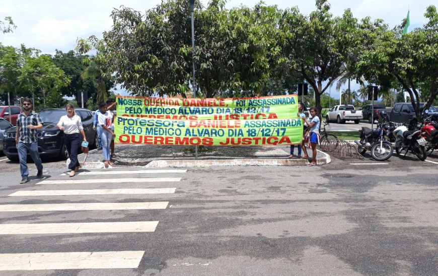 Foto da manifestação que ocorreu em frente ao Tribunal de Justiça.