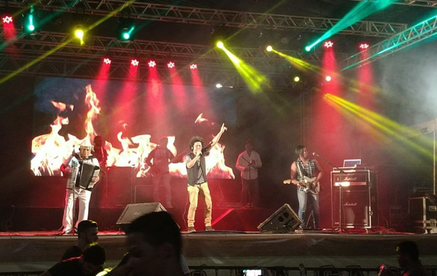 Banda Pedra de Fogo canta nesta sexta