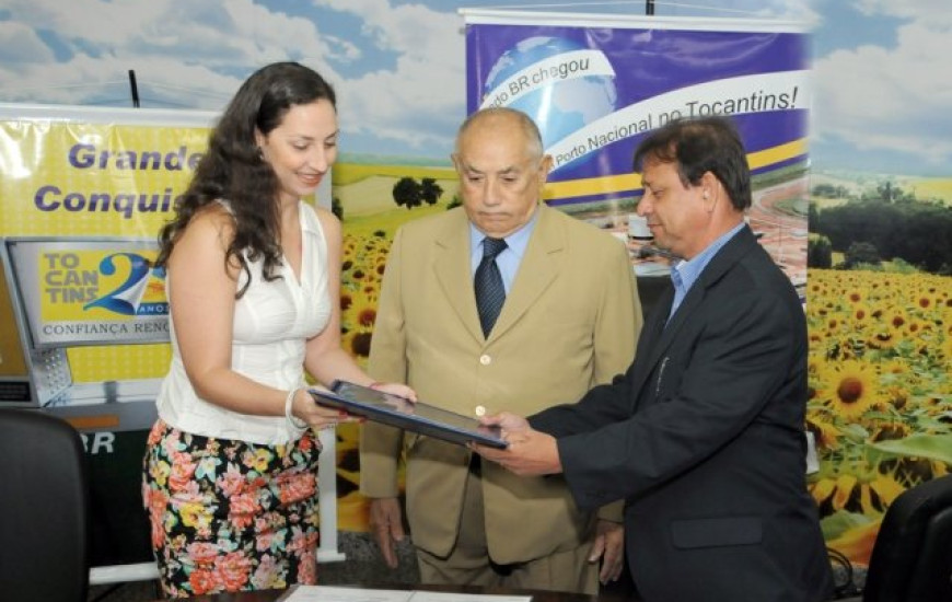 Gerente da BR Distribuidora recebe o documento