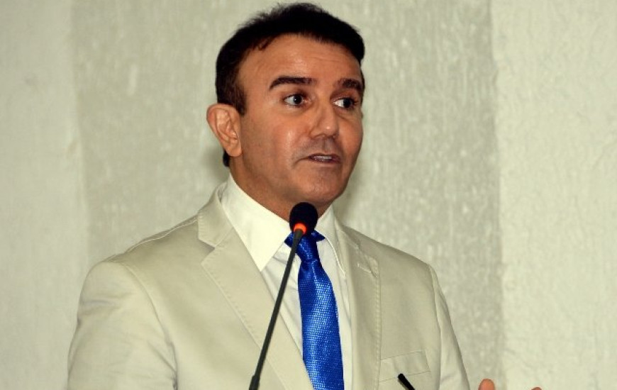 Eduardo aponta defasagem em textos