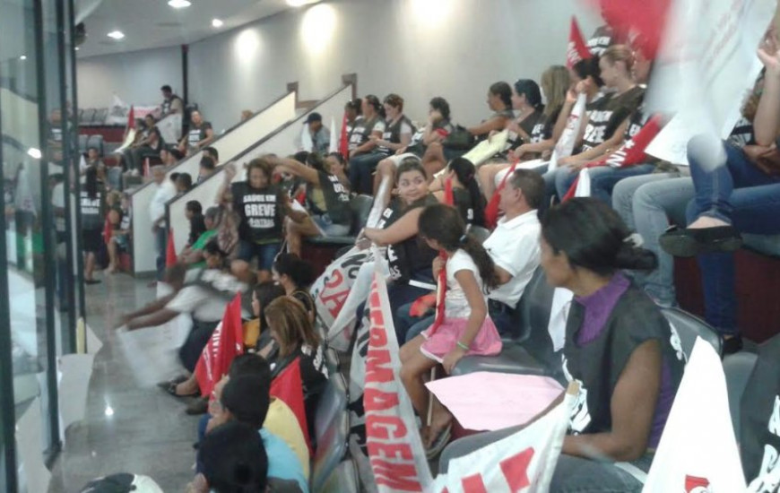 Servidores da saúde em greve ocupam a AL