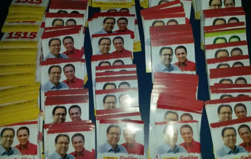 Cerca de 3,6kg de santinhos estavam no avião