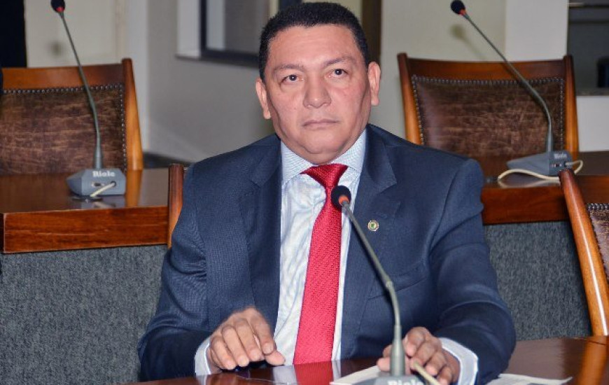 Manoel Quiroz apresenta requerimento