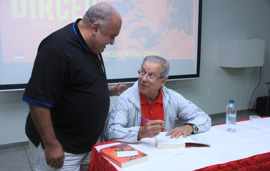 José Dirceu lança livro de memórias em Palmas