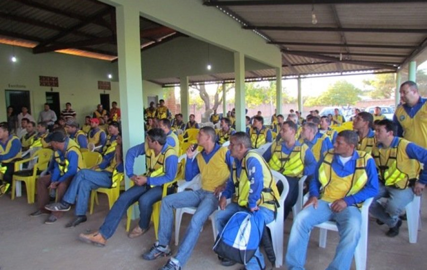 Mototaxistas em reunião