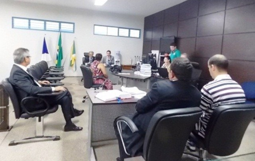 Pisoni (de camisa listrada) é transferido