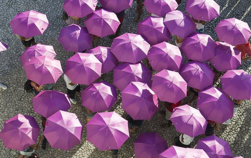 Guarda-chuvas rosa formam Pingos e Pigmentos