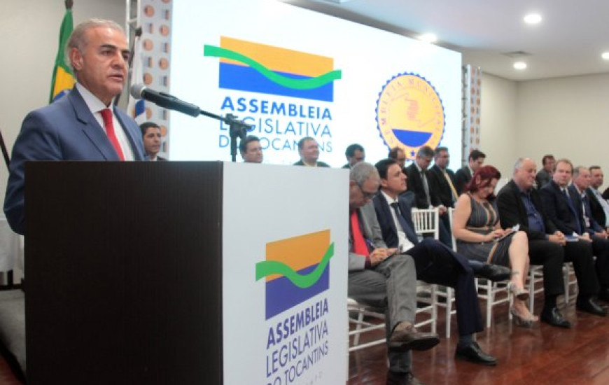 Deputado fala aos prefeitos em evento na AL