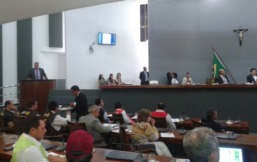 Servidores em greve em audiência pública na AL