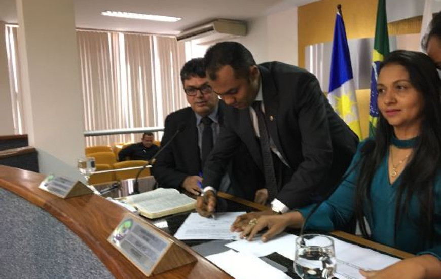 Moisemar toma poesse na Câmara 