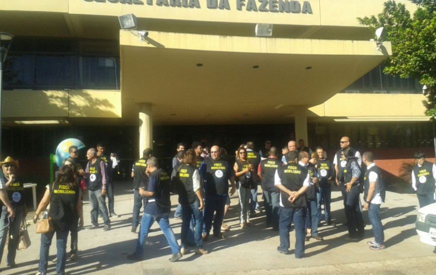 Protesto é realizado na frente da Sefaz