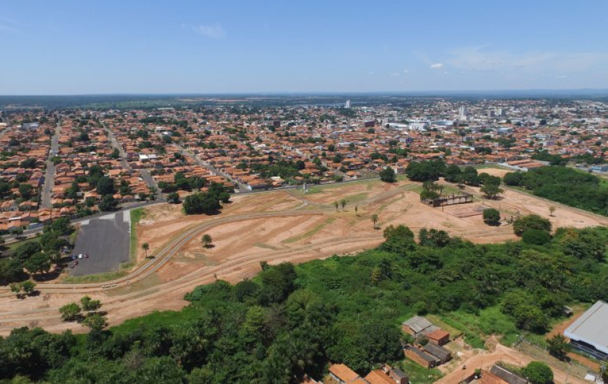 Dimas fala de obras e áreas invadidas