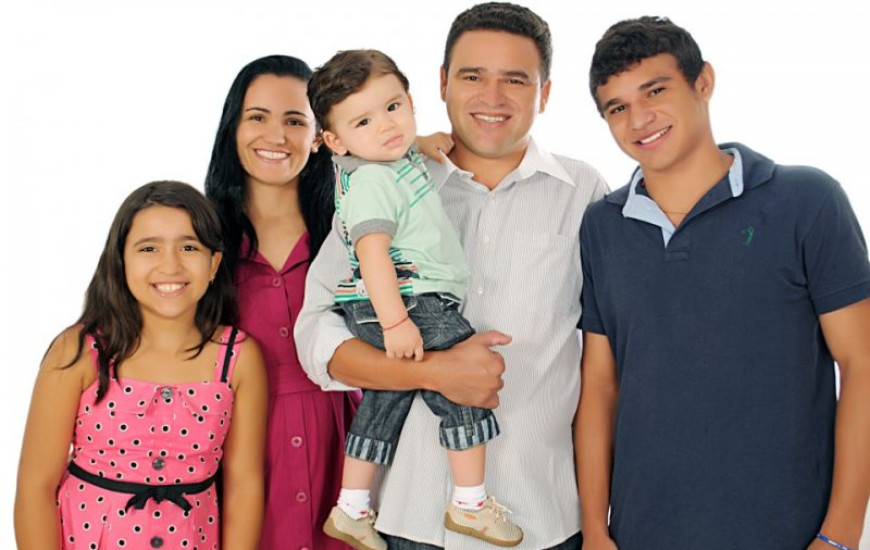 Ao lado da esposa e filhos Junior Noleto comemora
