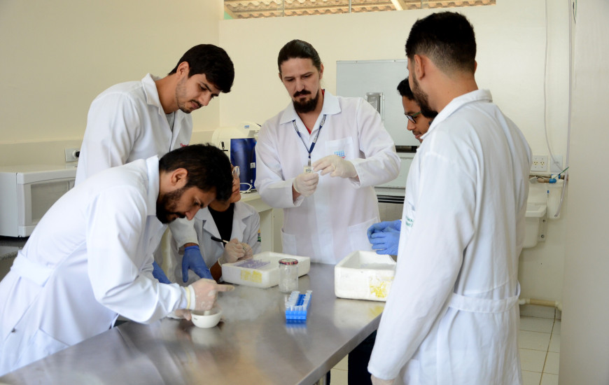 Professor Dr Horllys Gomes Barreto coordena a pesquisa com apoio de dois alunos