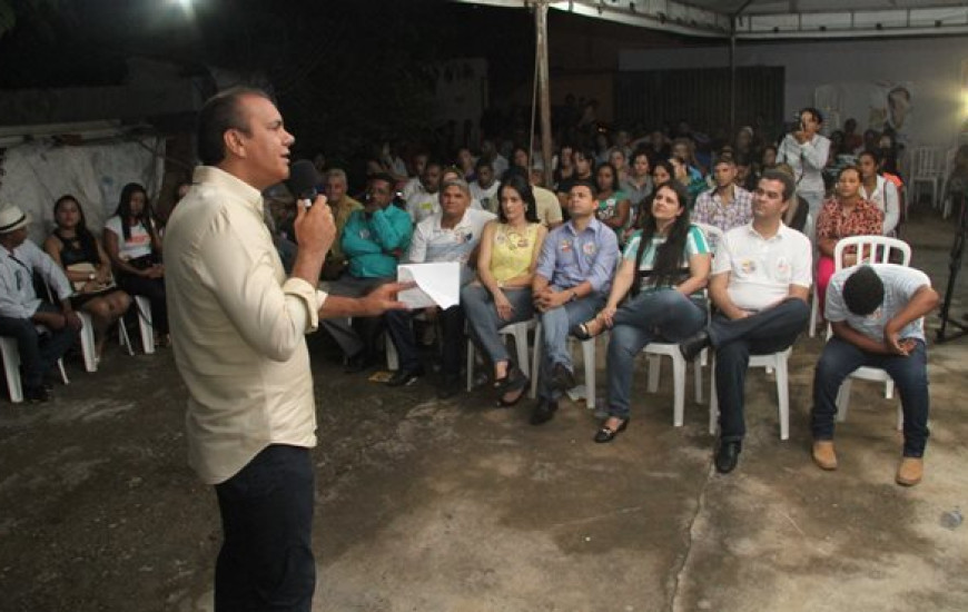 Ataídes em reunião com evangélicos