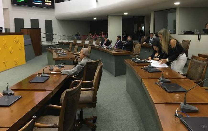 Deputados na primeira sessão do ano na AL