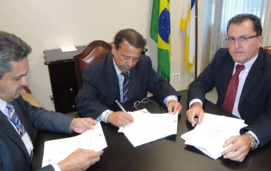 Prefeito assina convênio
