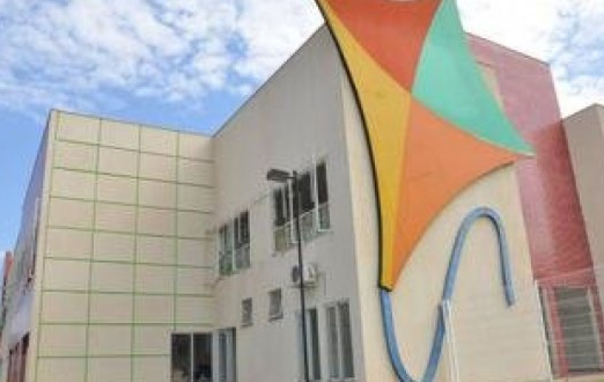 Professores estão dando aulas sem receber