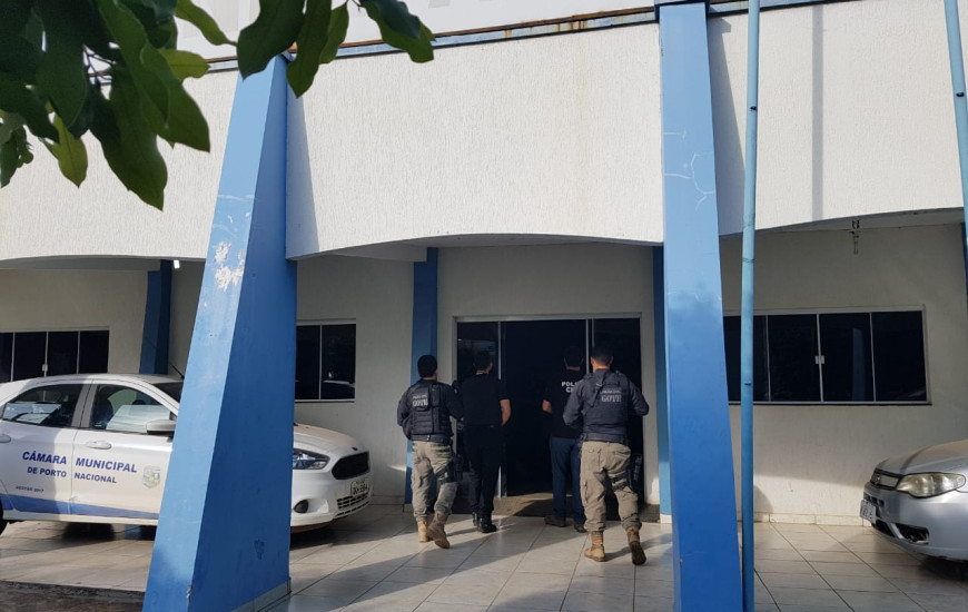 Policiais civis cumprem mandados na Câmara de Porto
