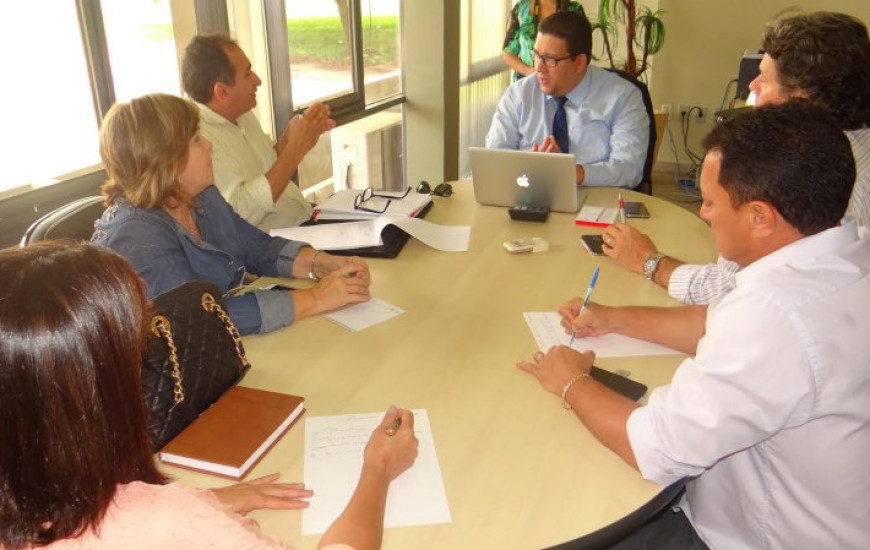 Secretário se reuniu com sindicatos esta manhã