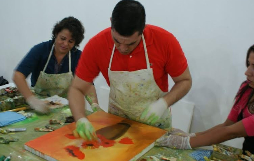 Pintor usa pincéis e somente as mãos nos trabalhos