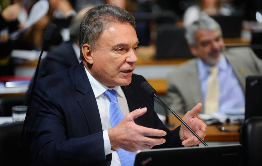 Senador Alvaro Dias é o autor da PEC 38/2016