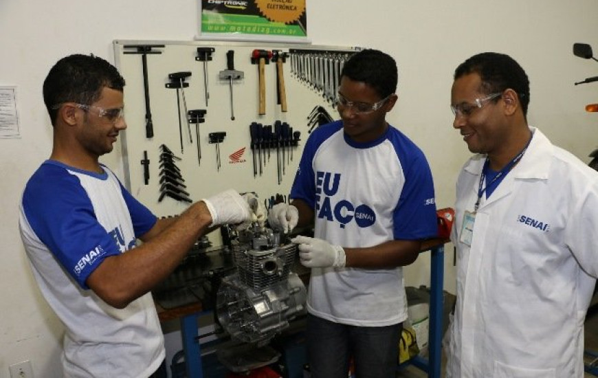 Alunos do curso de manutenção de motos do Senai