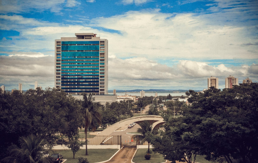 Cartão postal de Palmas, a Praça dos Girassois abriga o Palácio Araguaia. 