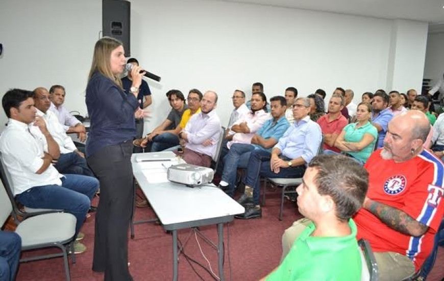 Cláudia discute propostas com pré-candidatos